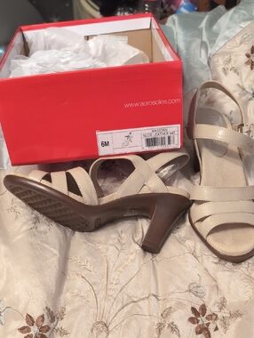 AEROSOLES Nude Leather Strappy Mid Heel Sandals